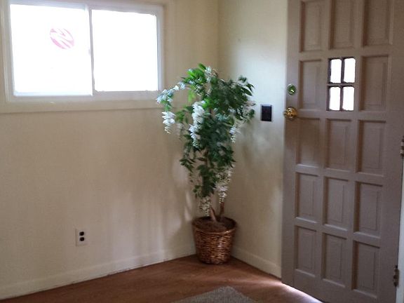 Beautiful Entry w/double closet