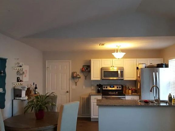 3rd image of 567 E Mimosa Ln
