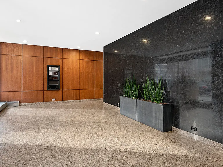 350 W. Oakdale — Photo 8