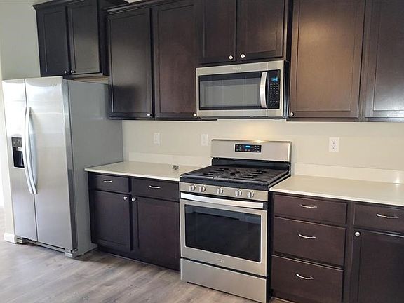 3rd image of 556 Bondgard Ave E