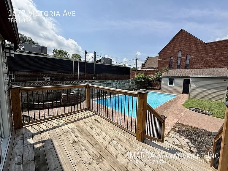 1677 Victoria Ave — Photo 67