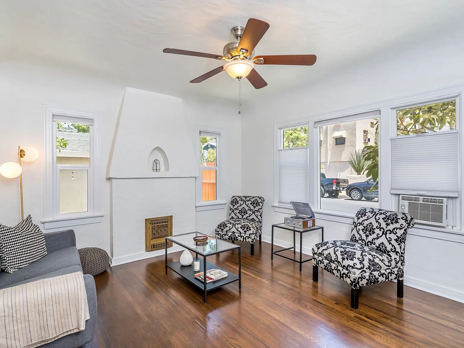 2 bed, 725 sqft, $3,700 — Photo 4