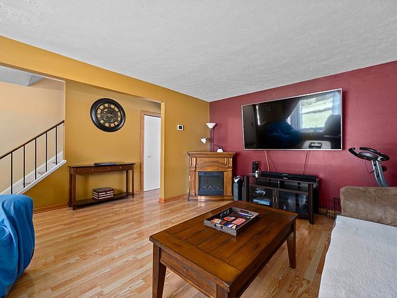 4th image of 26043 Redwood Dr