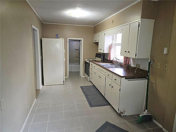 3rd image of 806 Park St