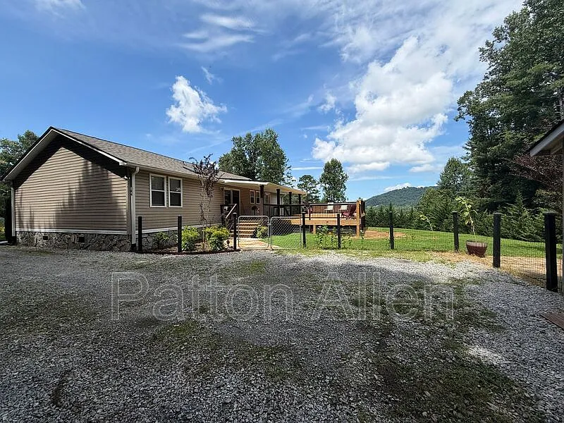 3 bed, 2.0 bath, 1400 sqft, $2,395 — Photo 4