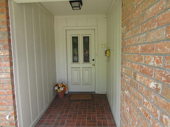 1111 Lingleville Rd - Entry