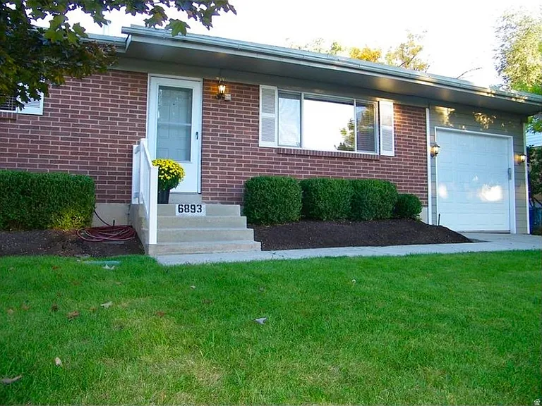 6893 S Rhonda Ave — Photo 2