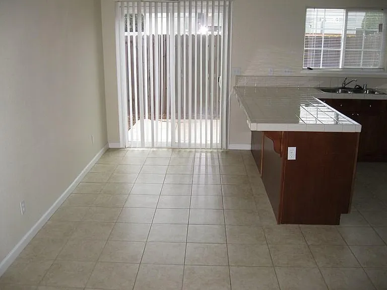 421 Hetherington Cir — Photo 6