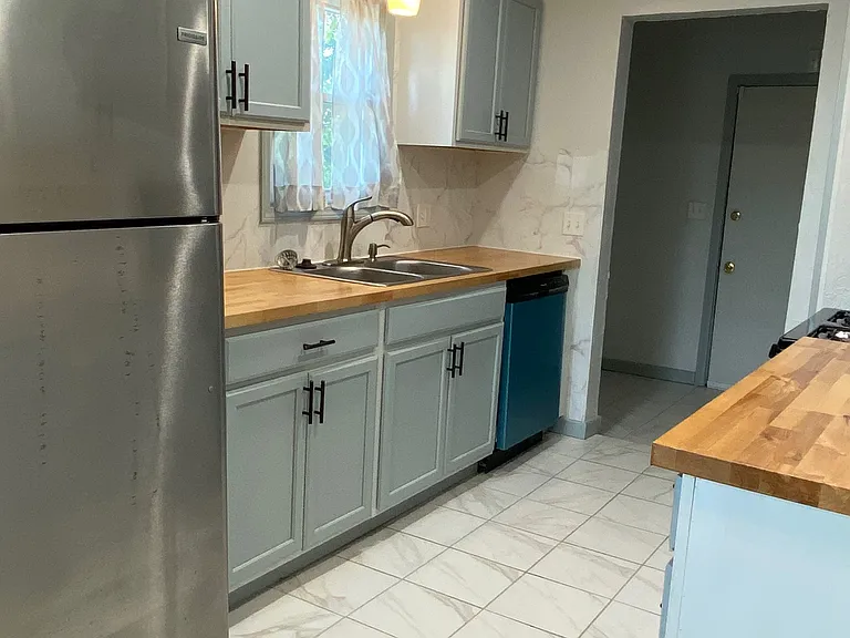 315 W Lilac Ln — Photo 2