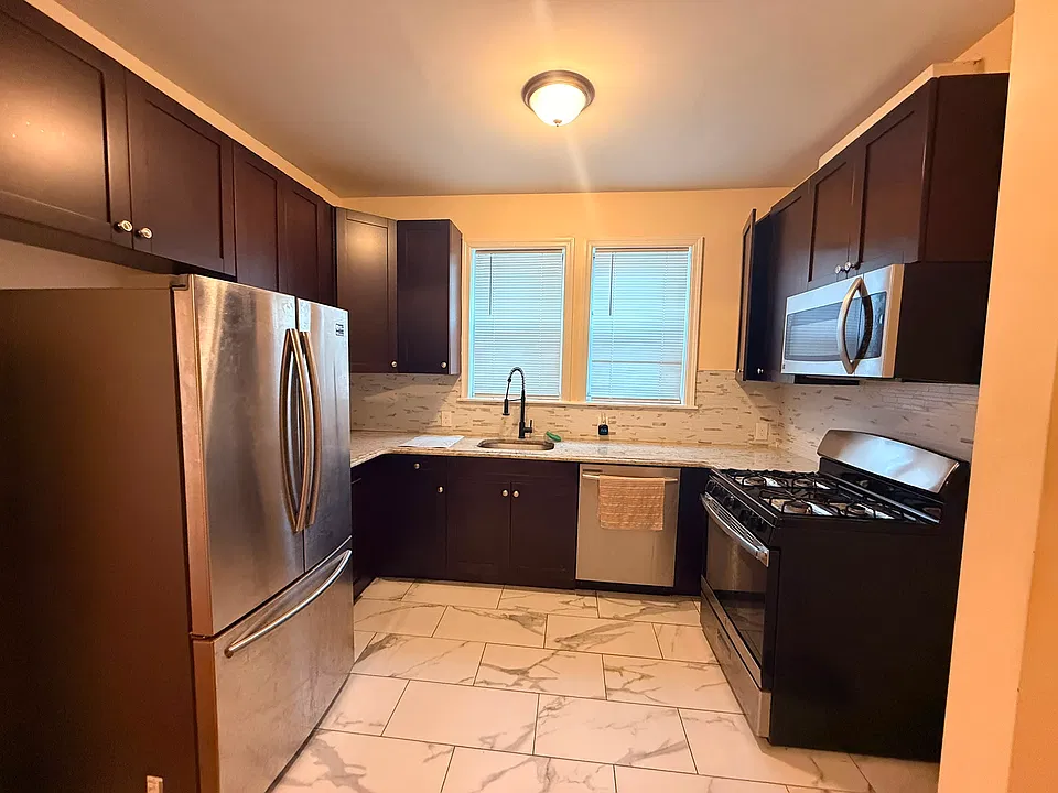 198 Danforth Ave #1E