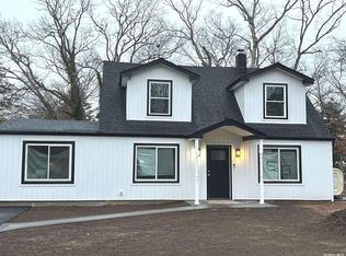 9 W Halley Ln, Central Islip, NY 11722