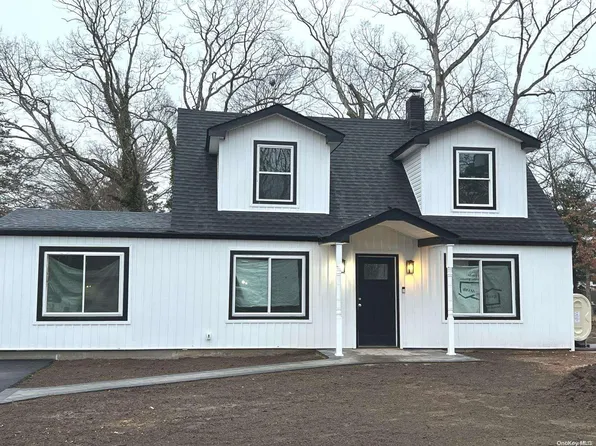 9 W Halley Lane, Central Islip, NY 11722