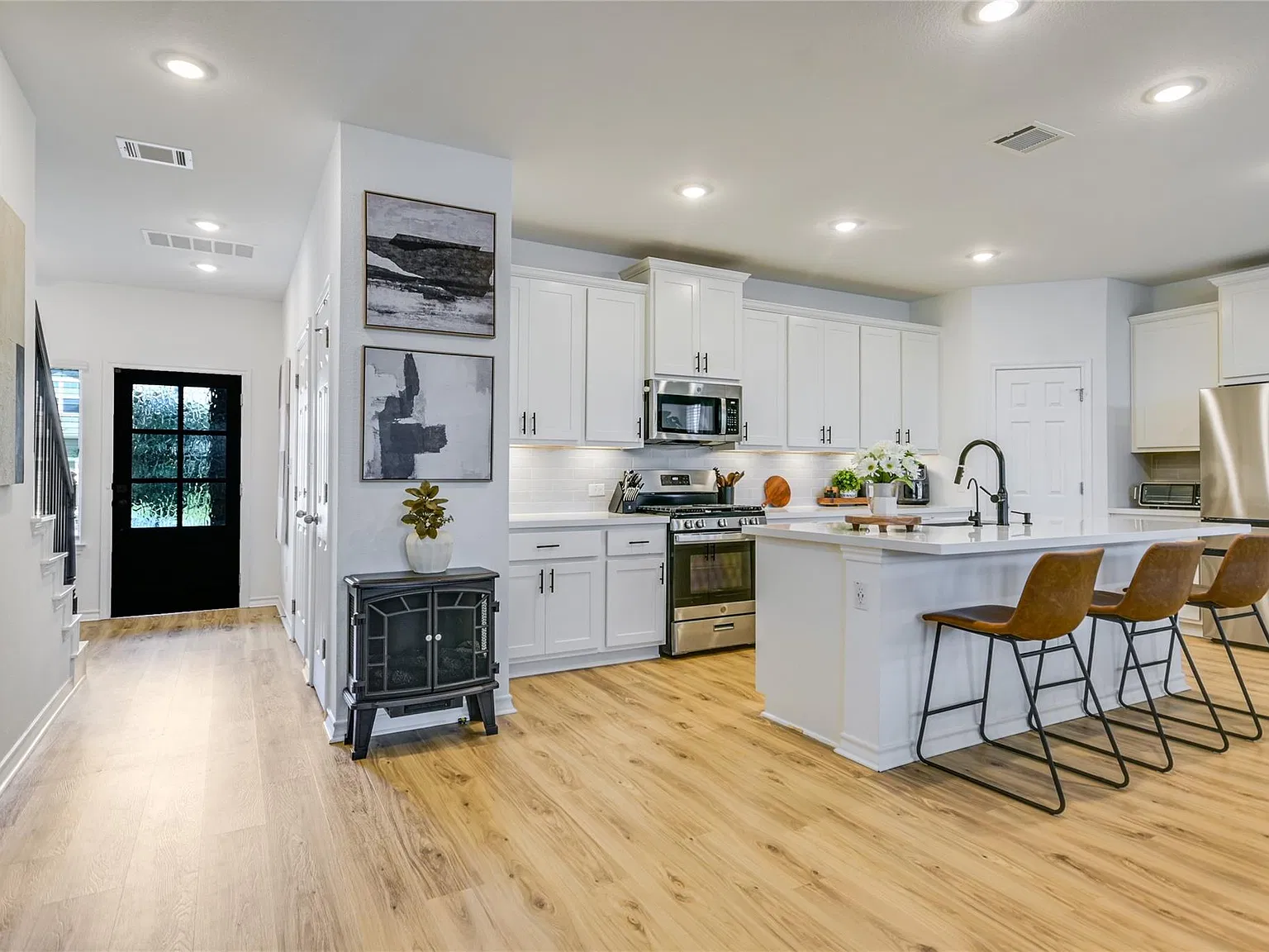4 bed, 2.5 bath, 2161 sqft, $2,300 — Photo 1