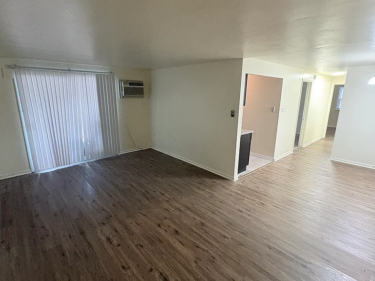 Catalina Apartments — Photo 6