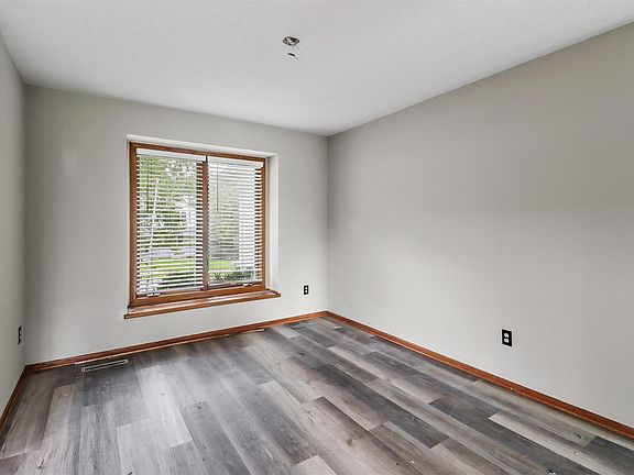 5th image of 467 Edgewood Ln