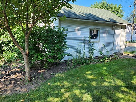 3rd image of 1850 N Sharon Ave