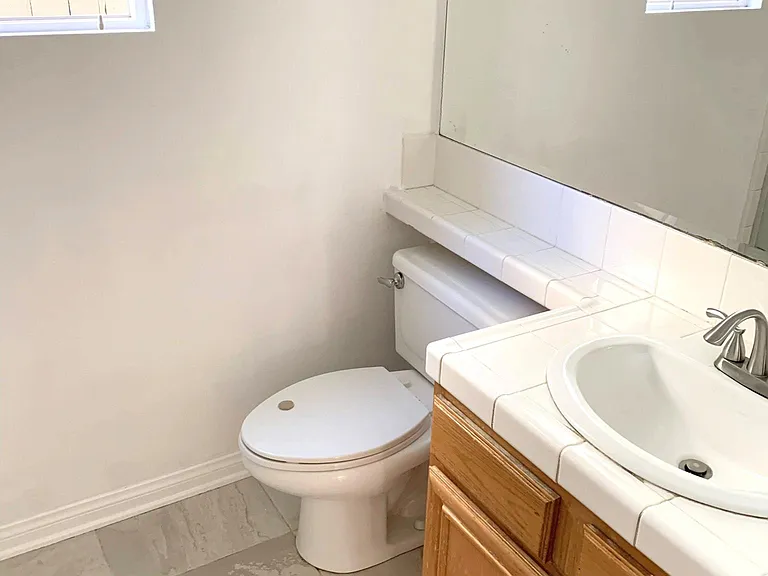 Full bath w/shower (first floor)