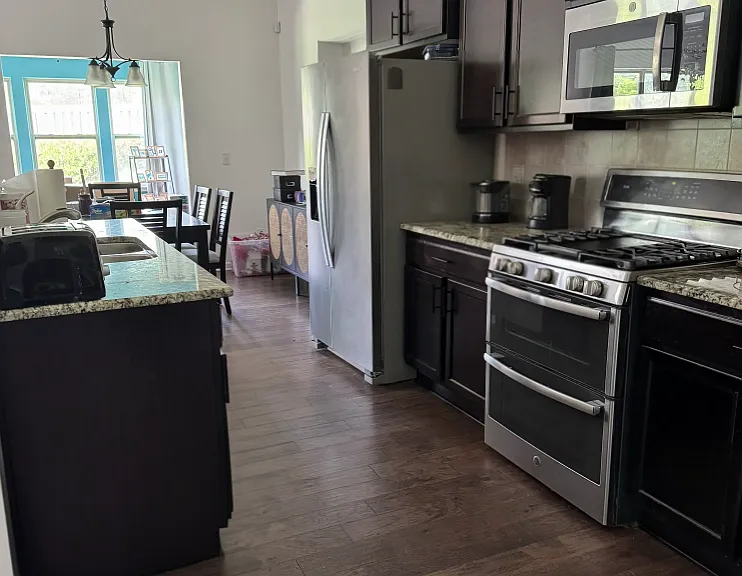 1301 Chimney Ridge Dr — Photo 2