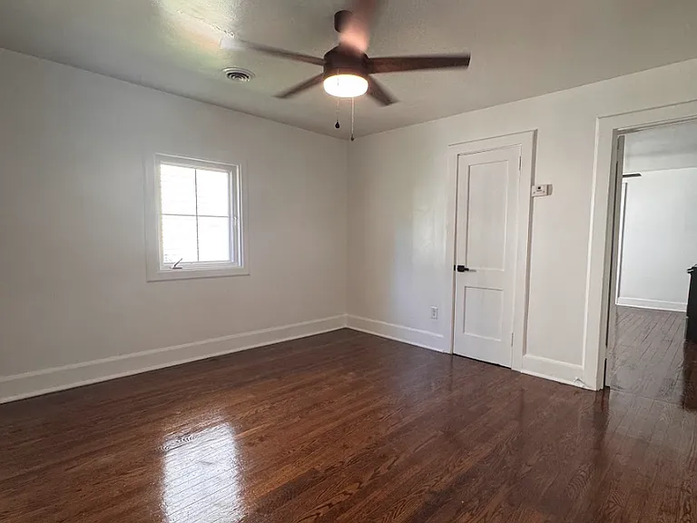 304 N Leach St — Photo 5