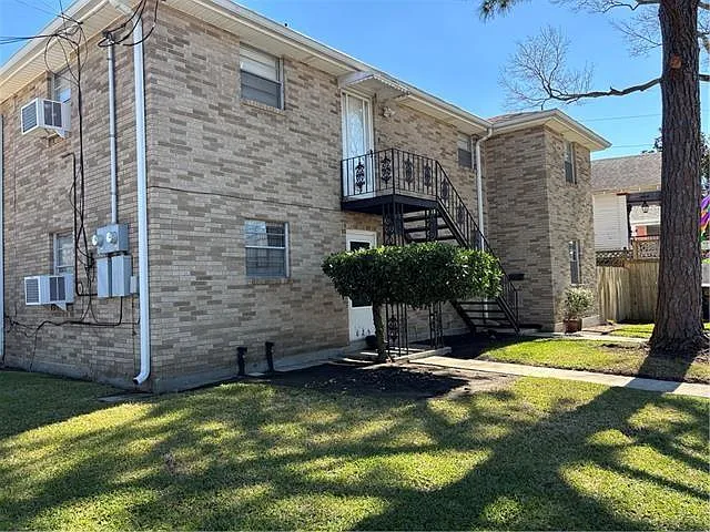 627 Jefferson Ave — Photo 2