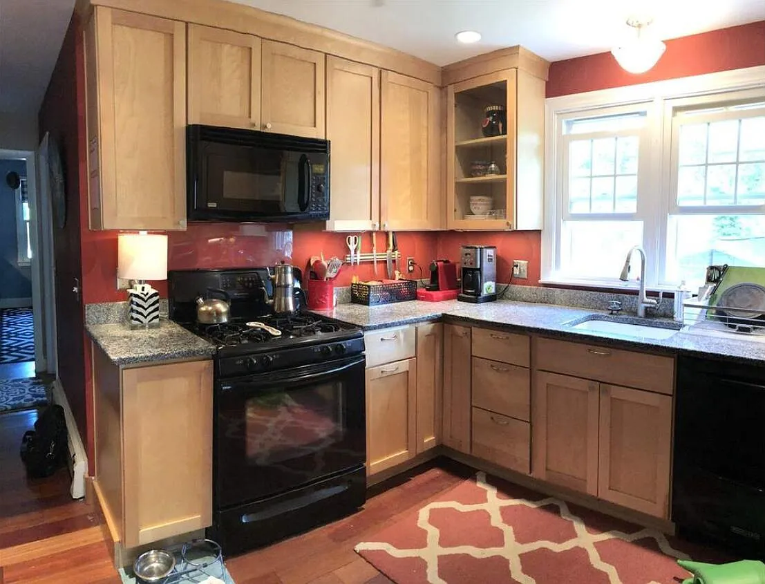 4 bed, 3300 sqft, $5,900 — Photo 2