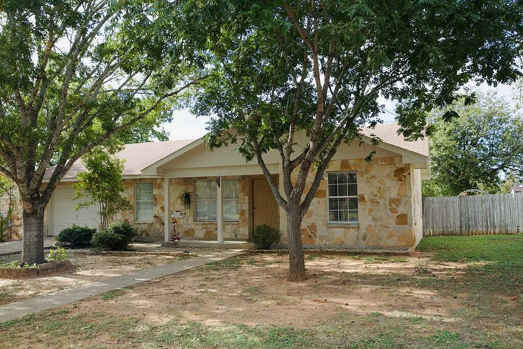 3 bed, 1152 sqft, $1,900 — Photo 1