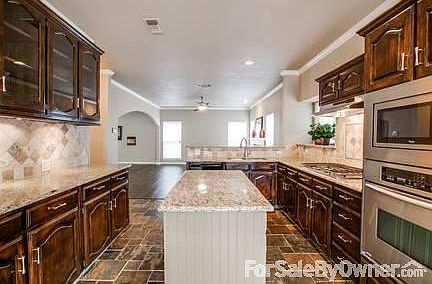 Open Floor Plan : Enjoy entertaining with this spacious open floor plan