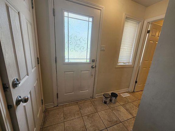 2nd image of 418 Temiskaming Cres
