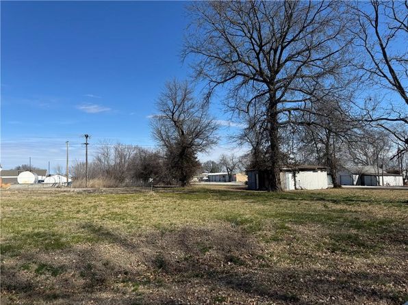 205 E Pine St, Weir, KS 66781