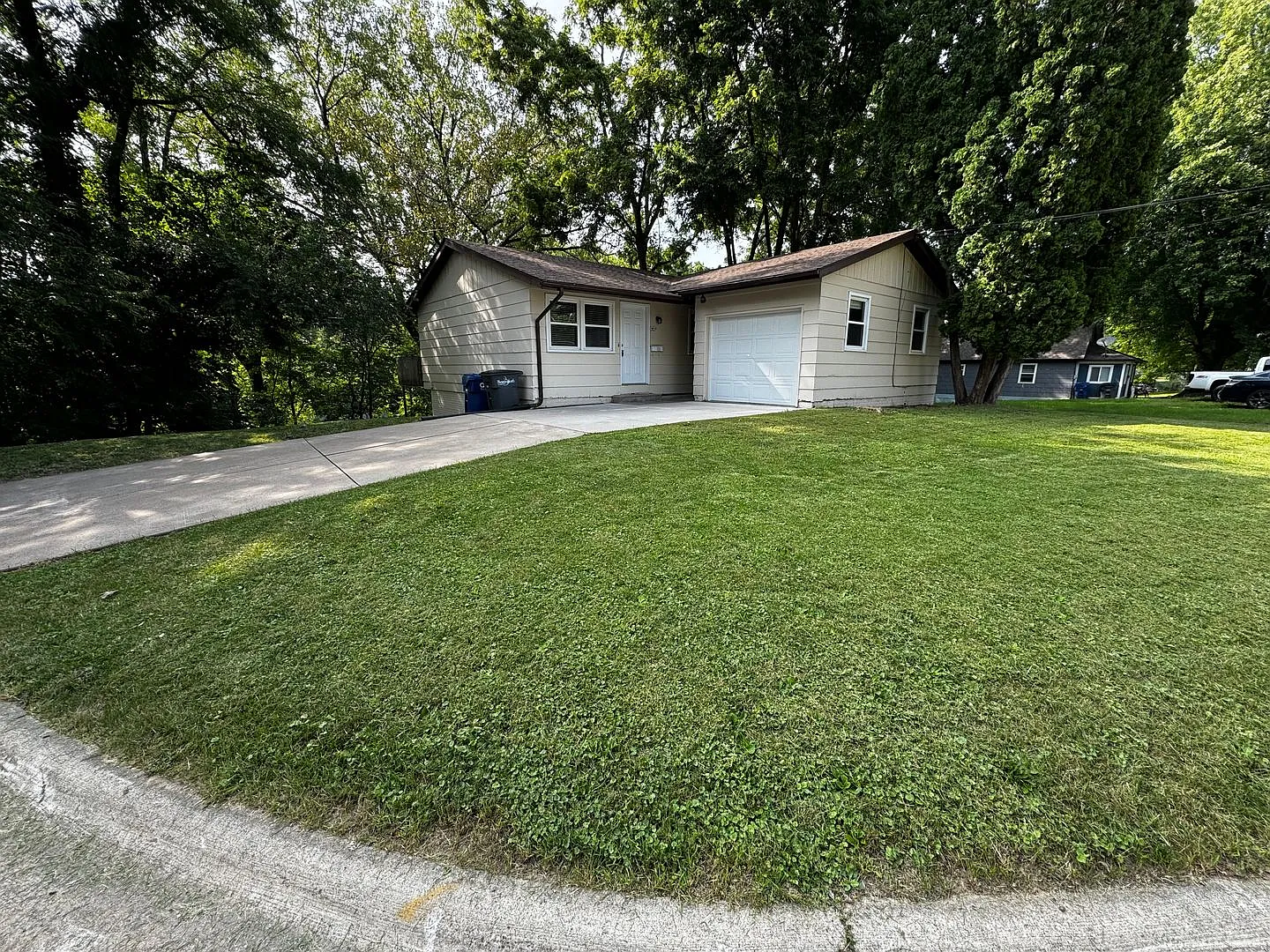 3 Bedroom house in Bettendorf 2 Bath 1 car attached garage with walkout basement — Photo 1