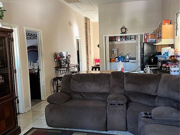 2nd image of 3025 Toledano St