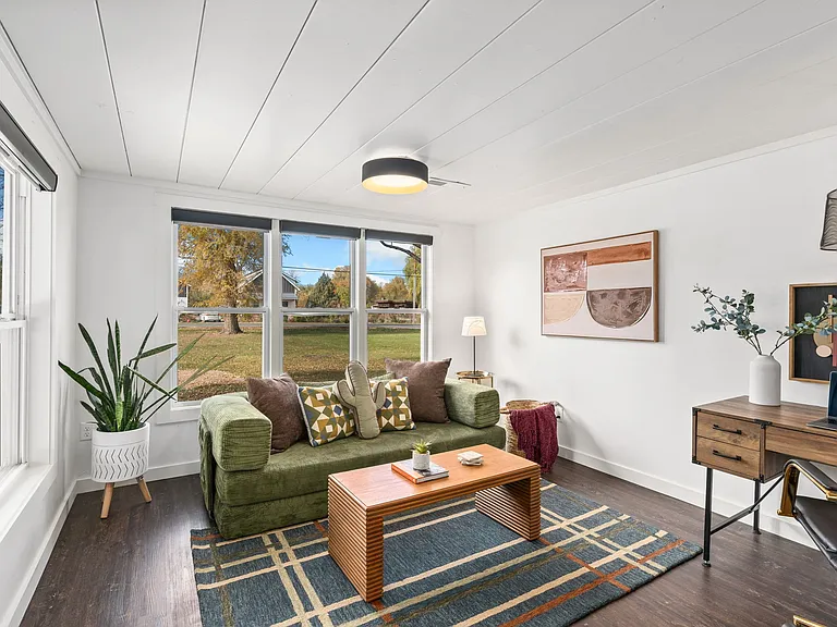 322 N Sunset St — Photo 4
