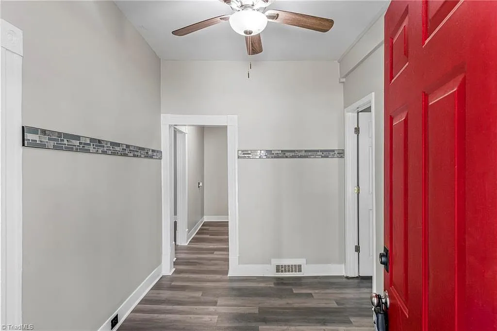 4 bed, 1.0 bath, $1,900 — Photo 2