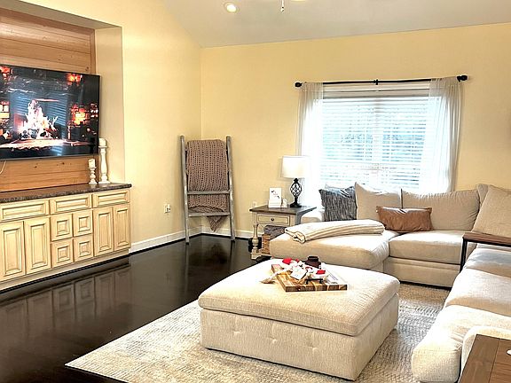 4th image of 100 Easy St