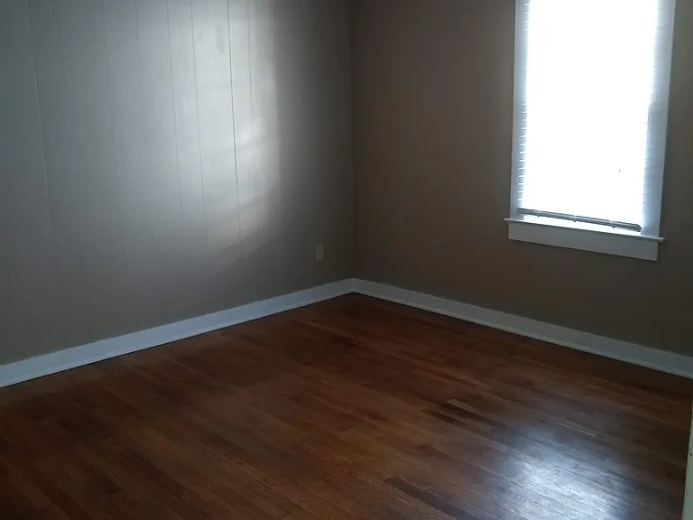 Middle bedroom