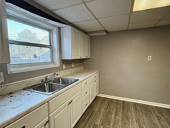 4th image of 33 A St