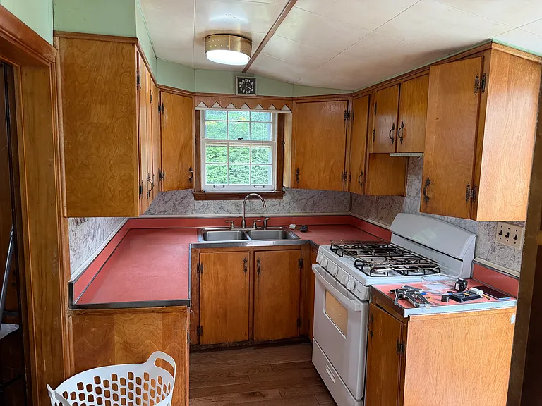 915 Perry Hwy — Photo 39