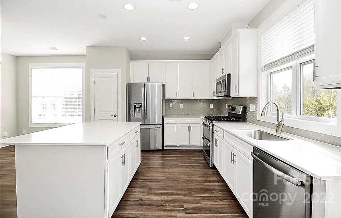 4 bed, 2.5 bath, 2394 sqft, $3,100 — Photo 3