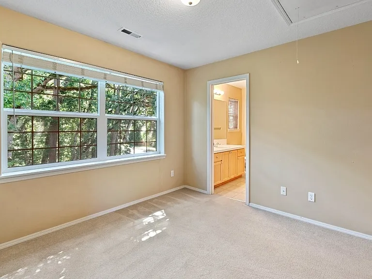 816 NE Caden Ave — Photo 18