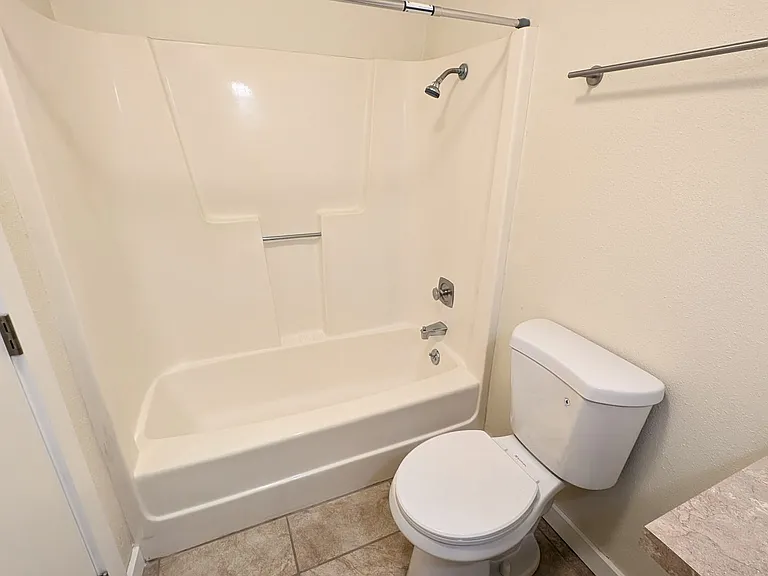 573 SE Walnut St — Photo 7