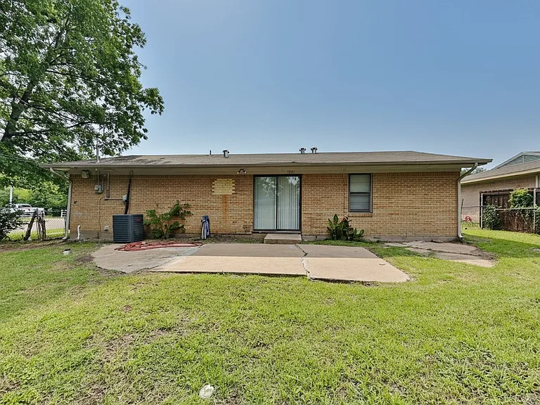 2225 Janice St — Photo 25