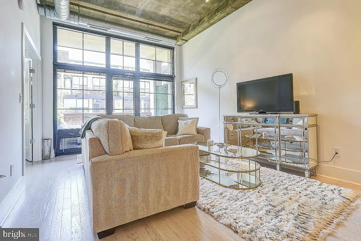 Building Photo - 2328 Champlain St NW #325