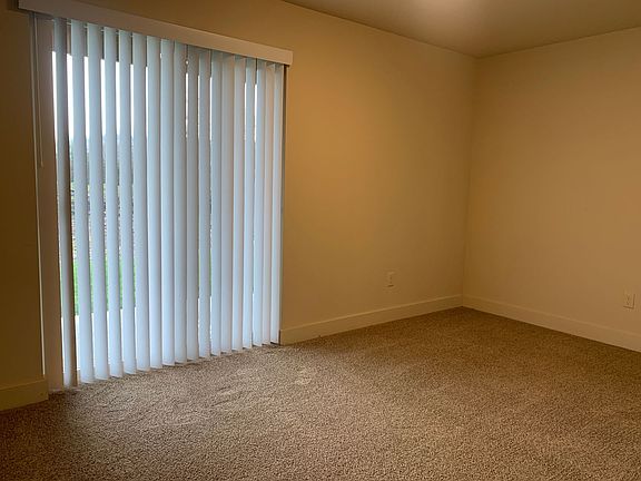 5th image of 10-12 W Pointe Dr #3B-2BA-1296SQFT