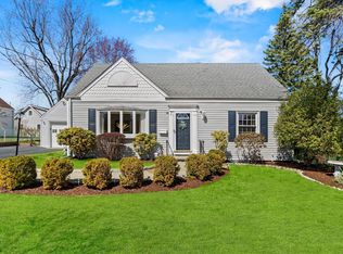 7 Elm St E, Valhalla, NY 10595