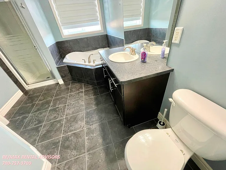 2429 Austin Cres SW — Photo 21
