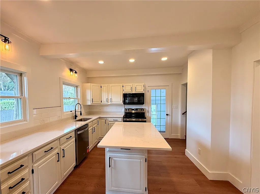 3 bed, 2.0 bath, 2085 sqft, $3,100 — Photo 4