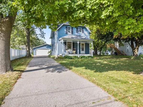 210 W Summit Ave, Ellsworth, WI 54011