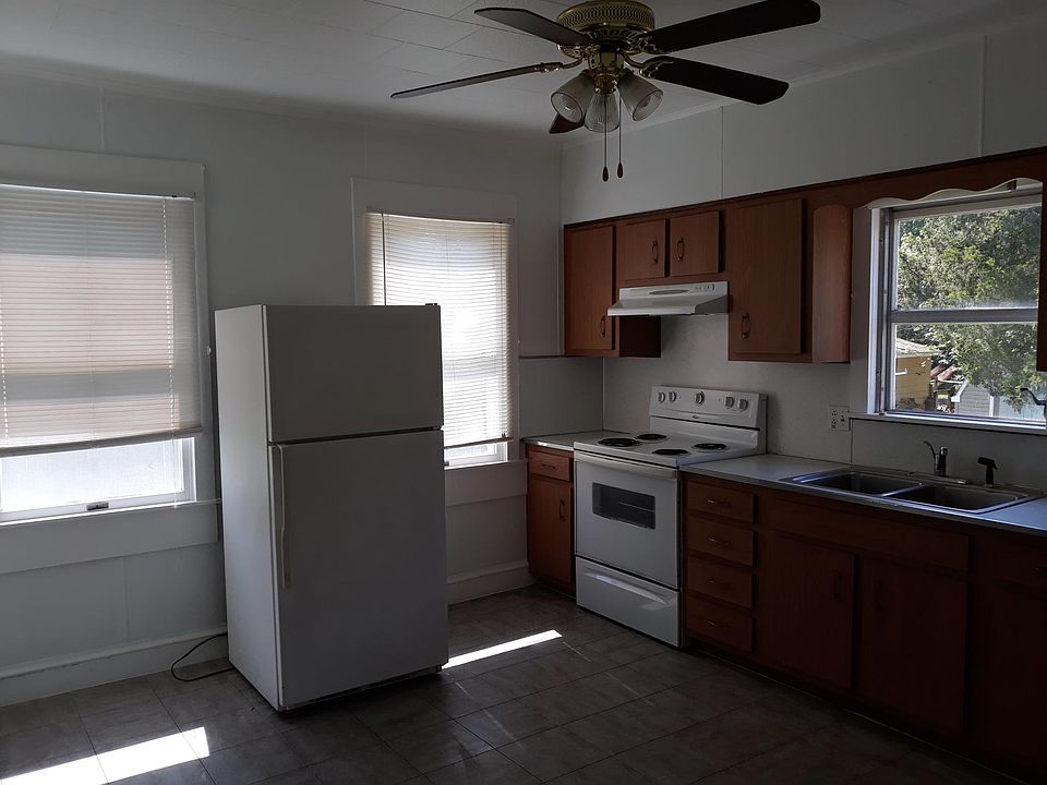 2nd image of 1119 Almond Rd #A