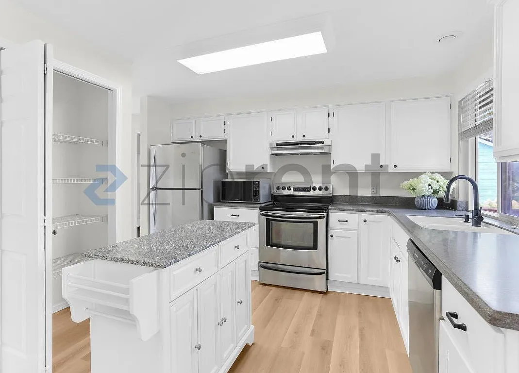 3 bed, 2.5 bath, 1680 sqft, $3,218 — Photo 4