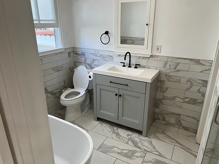 263 S Spalding Dr — Photo 15
